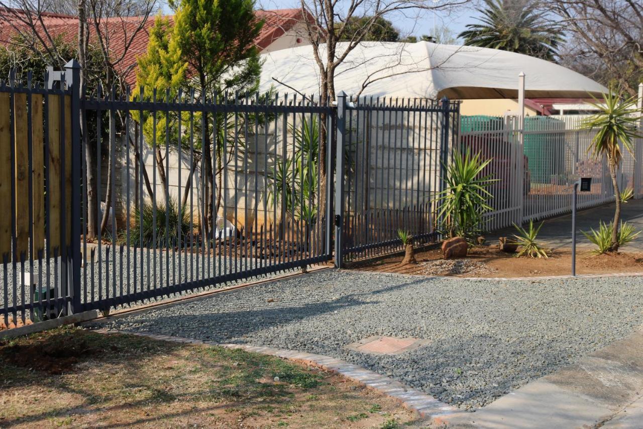 Hotel Nini's guest units à Bloemfontein Extérieur photo